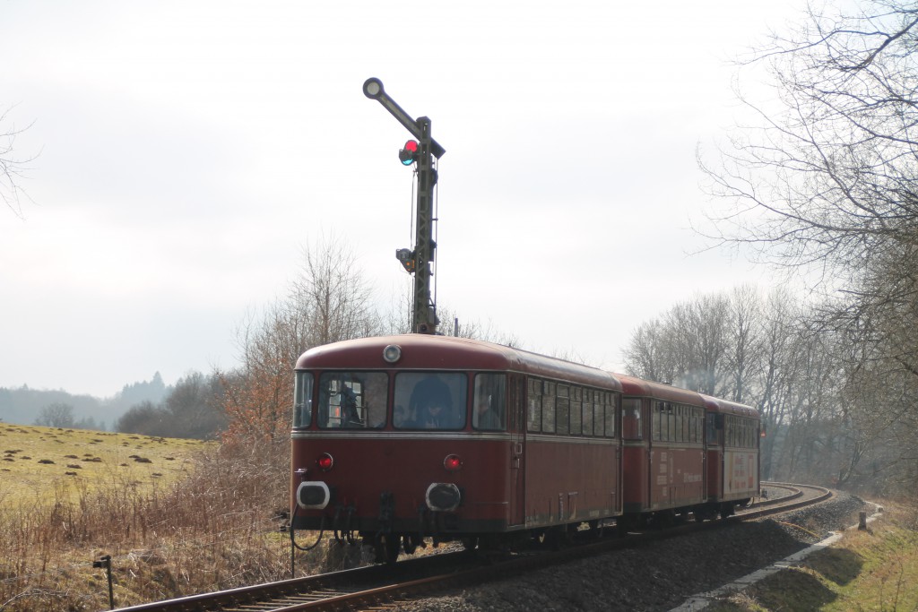 798 818, 998 880 und 998 250 am Einfahrsignal des durchgeschalteten Bahnhof Rotenhain, aufgenommen am 13.03.2016.