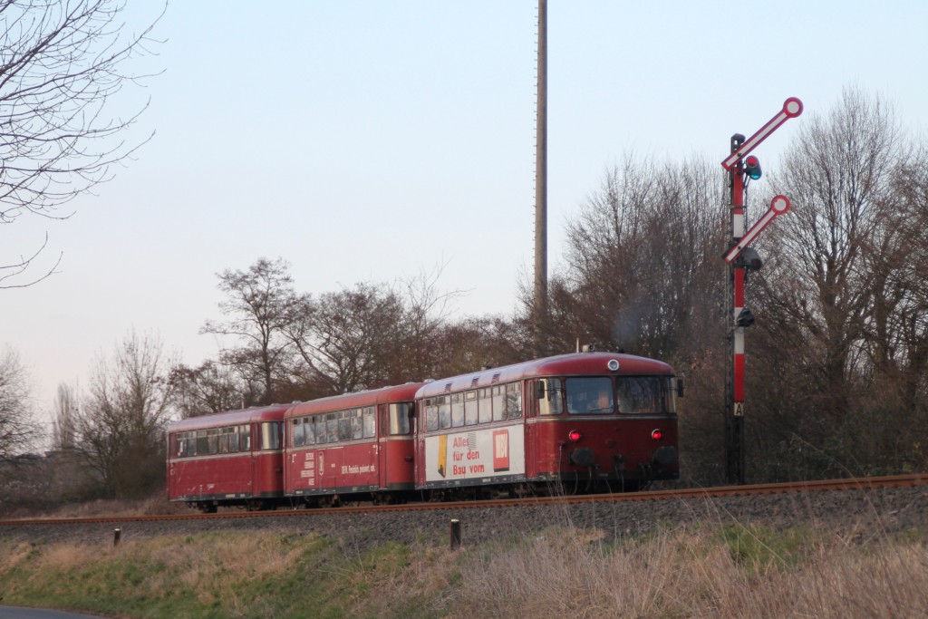 998 880, 998 250 und 798 818 fahren in den Bahnhof Staffel ein, aufgenommen am 13.03.2016.