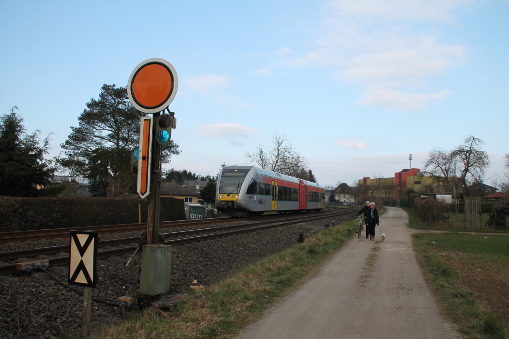 Ein GTW der HLB am Einfahr-Vorsignal von Staffel, aufgenommen am 13.03.2016.