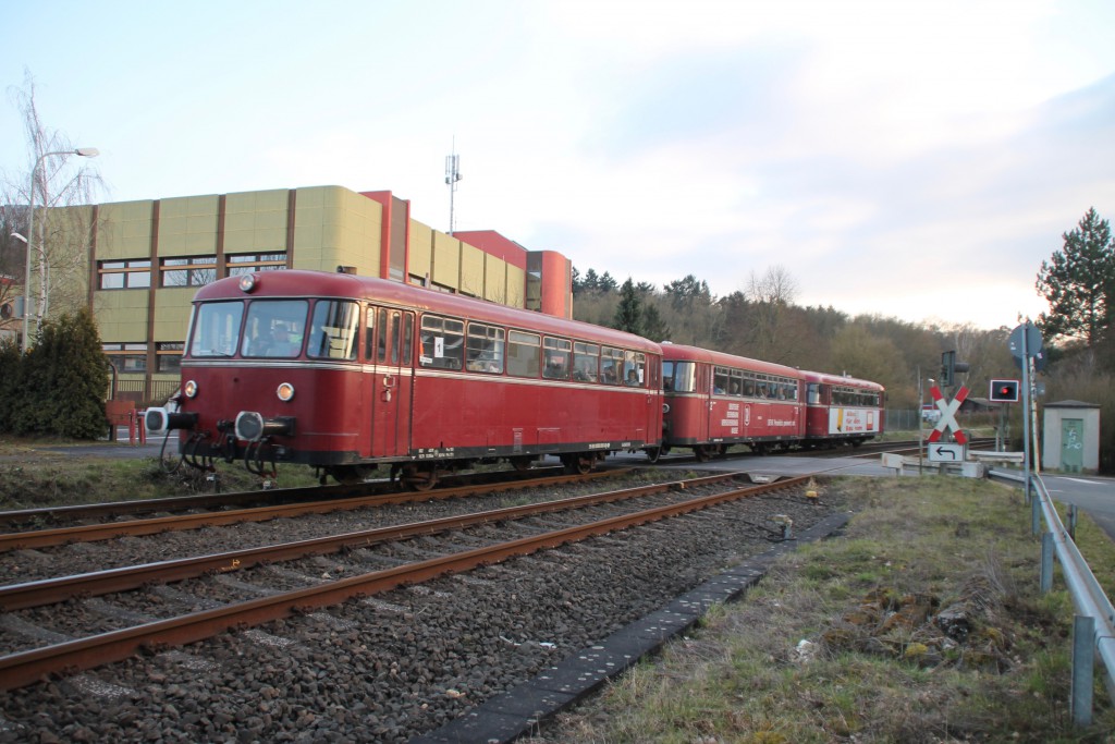 998 880, 998 250 und 798 818 auf einem Bahnübergang bei Staffel, aufgenommen am 13.03.2016.