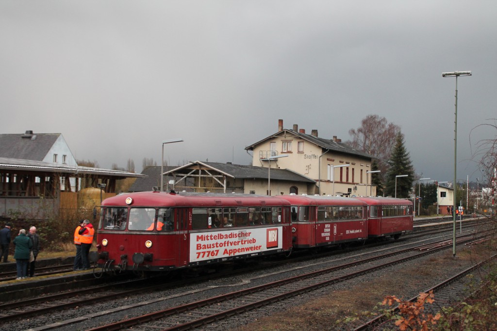 998 880, 998 250 und 798 818 im Bahnhof Staffel, aufgenommen am 06.03.2016.