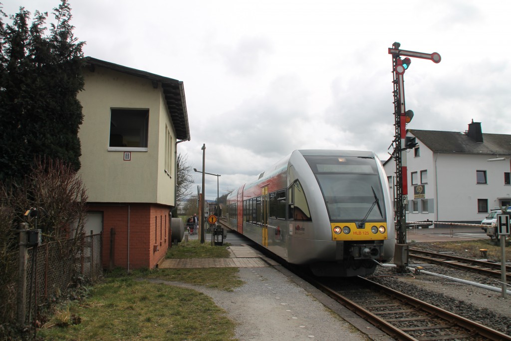 Ein GTW der HLB fährt in den Bahnhof Staffel ein, aufgenommen am 05.03.2016.