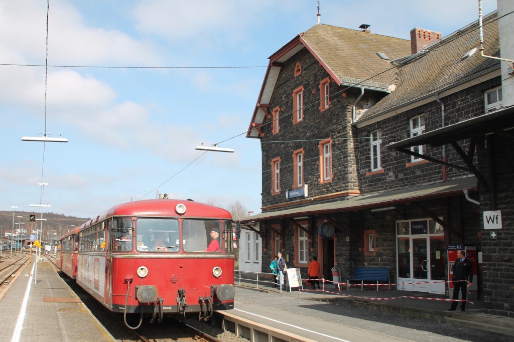 798 818, 998 880 und 998 250 am Bahnsteig in Westerburg, aufgenommen am 13.03.2016.