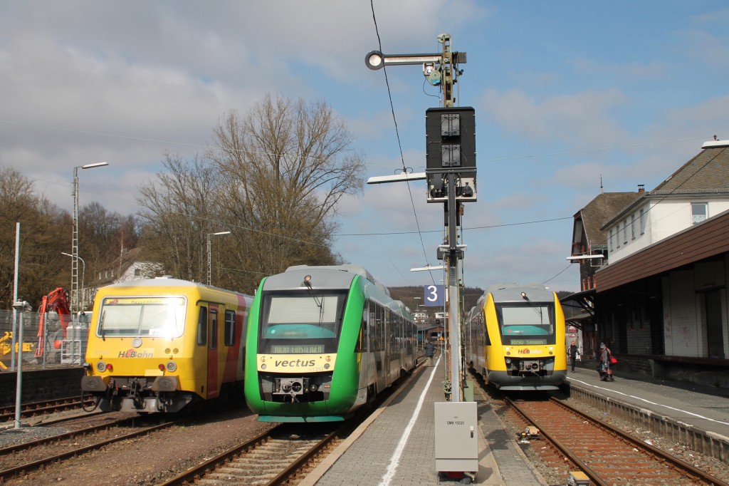 629 072, ein LINT der VECTUS sowie ein LINT der HLB treffen sich im Bahnhof Westerburg, aufgenommen am 13.03.2016.