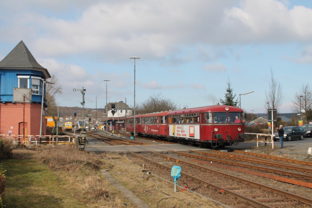 798 818, 998 880 und 998 250 verlassen Westerburg, aufgenommen am 13.03.2016.