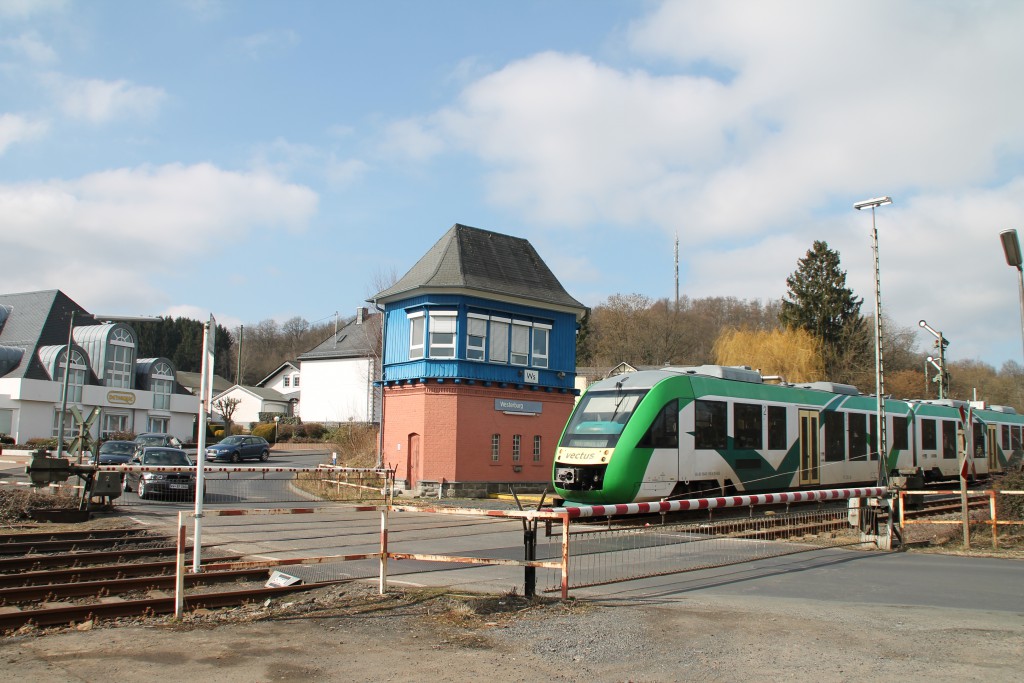 Ein LINT der VECTUS verlässt den Bahnhof Westerburg, aufgenommen am 13.03.2016.