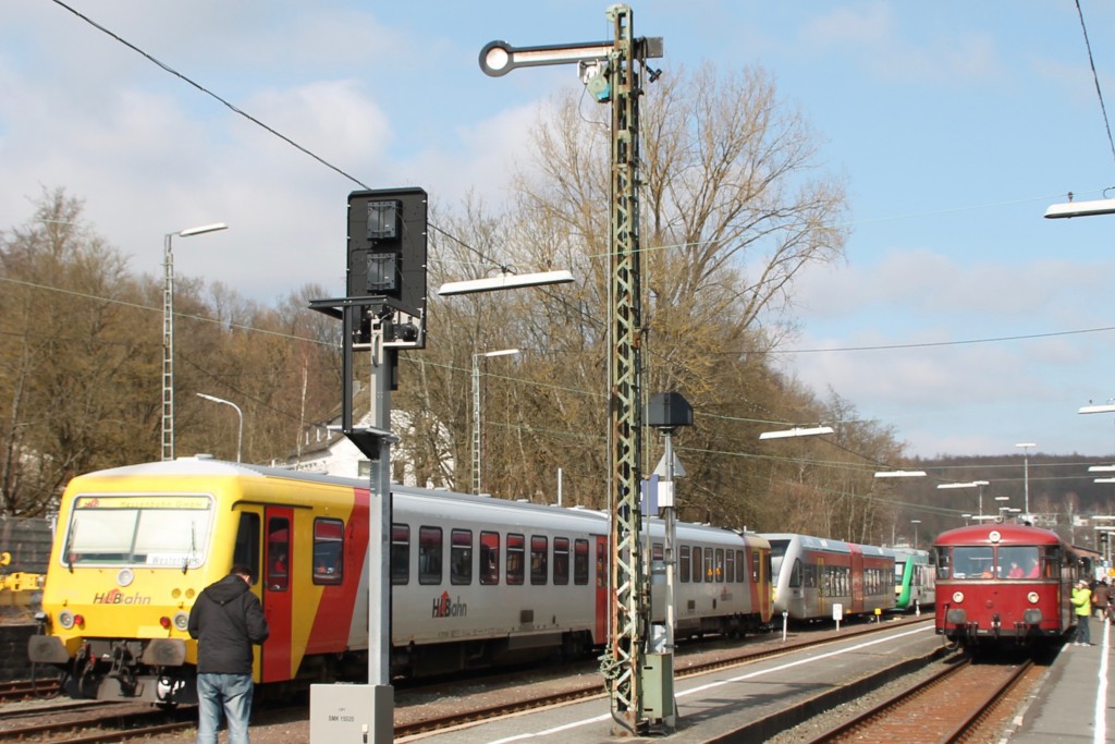 798 818, 998 880 und 998 250 stehen neben 629 072 der HLB im Bahnhof Westerburg, aufgenommen am 13.03.2016.