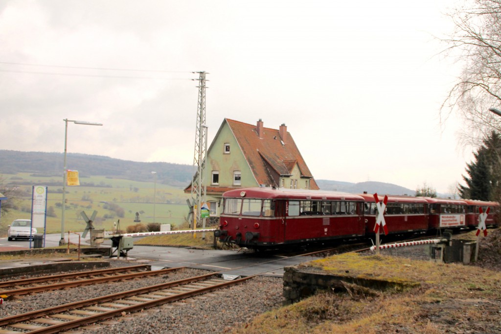 998 880, 998 250, 798 818, 798 622 und 796 724 verlassen den Bahnhof Wilsenroth, aufgenommen am 06.03.2016.