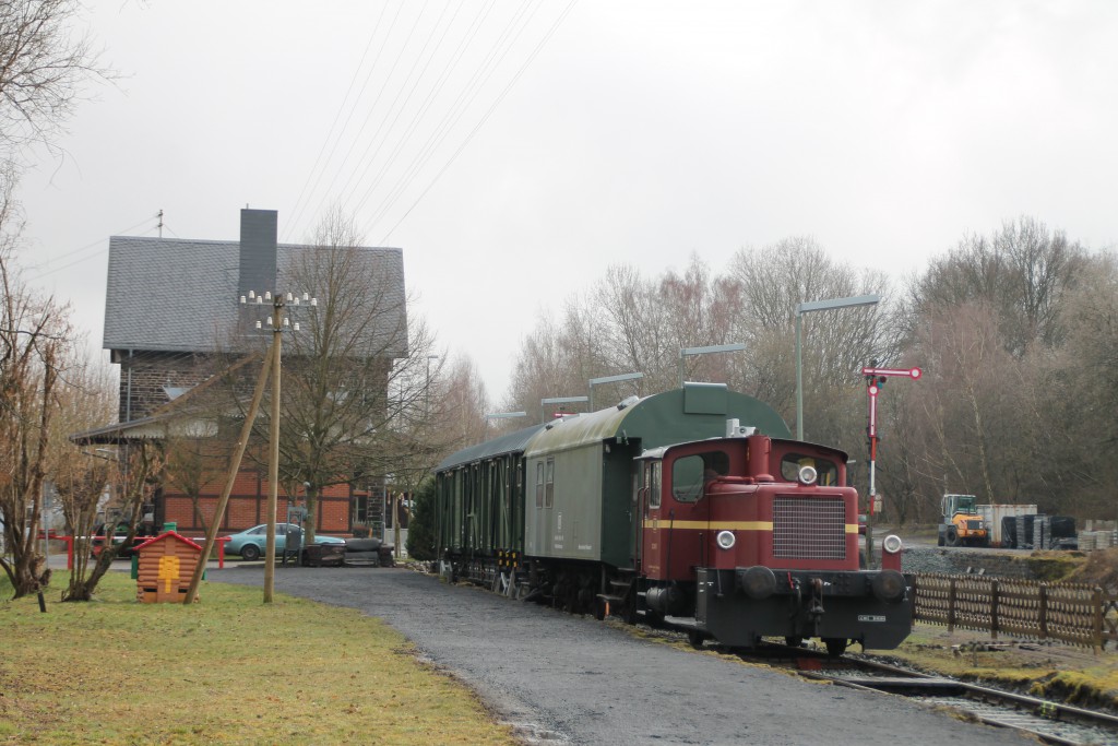 332 195 steht im Bahnhof Wilsenroth, aufgenommen am 06.03.2016.