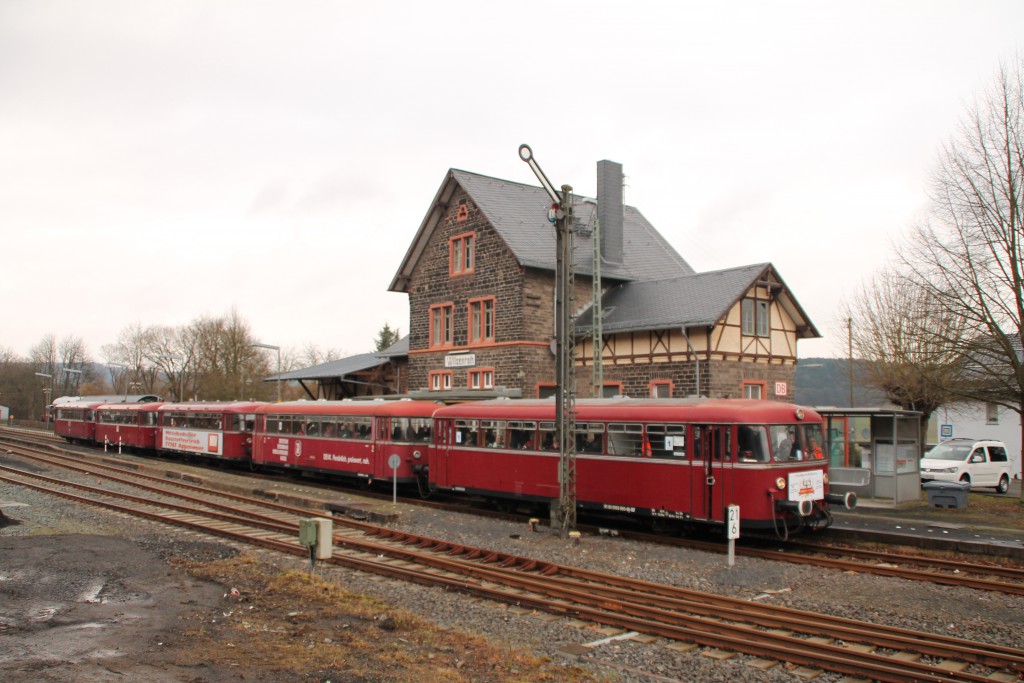 998 880, 998 250, 798 818, 798 622 und 796 724 durchqueren den Bahnhof Wilsenroth, aufgenommen am 06.03.2016.