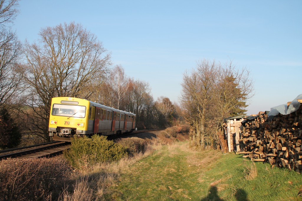 Ein VT2E der HLB kämpft sich die Steigung zwischen Usingen und Wilhelmsdorf auf der Taunusbahn herauf, aufgenommen am 26.03.2016.