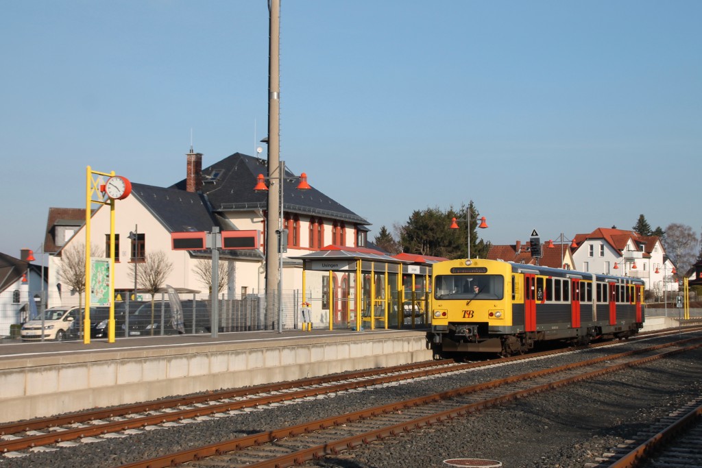 Ein VT2E der HLB am Bahnsteig in Usingen auf der Taunusbahn, aufgenommen am 26.03.2016.