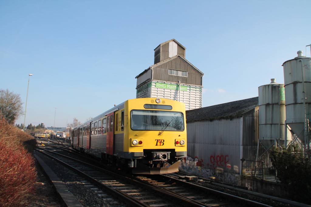 Ein VT2E der HLB am Raiffeisen Gebäude in Usingen auf der Taunusbahn, aufgenommen am 26.03.2016.