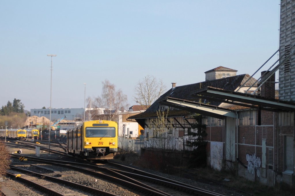 Ein VT2E der HLB verlässt den Bahnhof Usingen auf der Taunusbahn, aufgenommen am 26.03.2016.