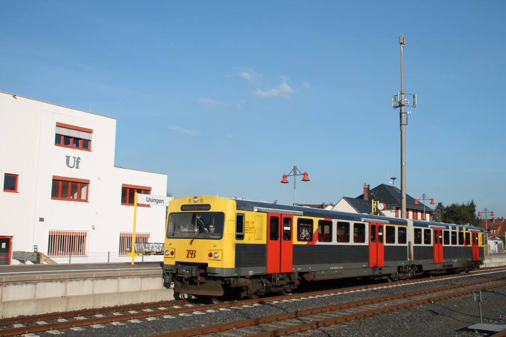 Ein VT2E der HLB am Stellwerk Uf in Usingen auf der Taunusbahn, aufgenommen am 26.03.2016.