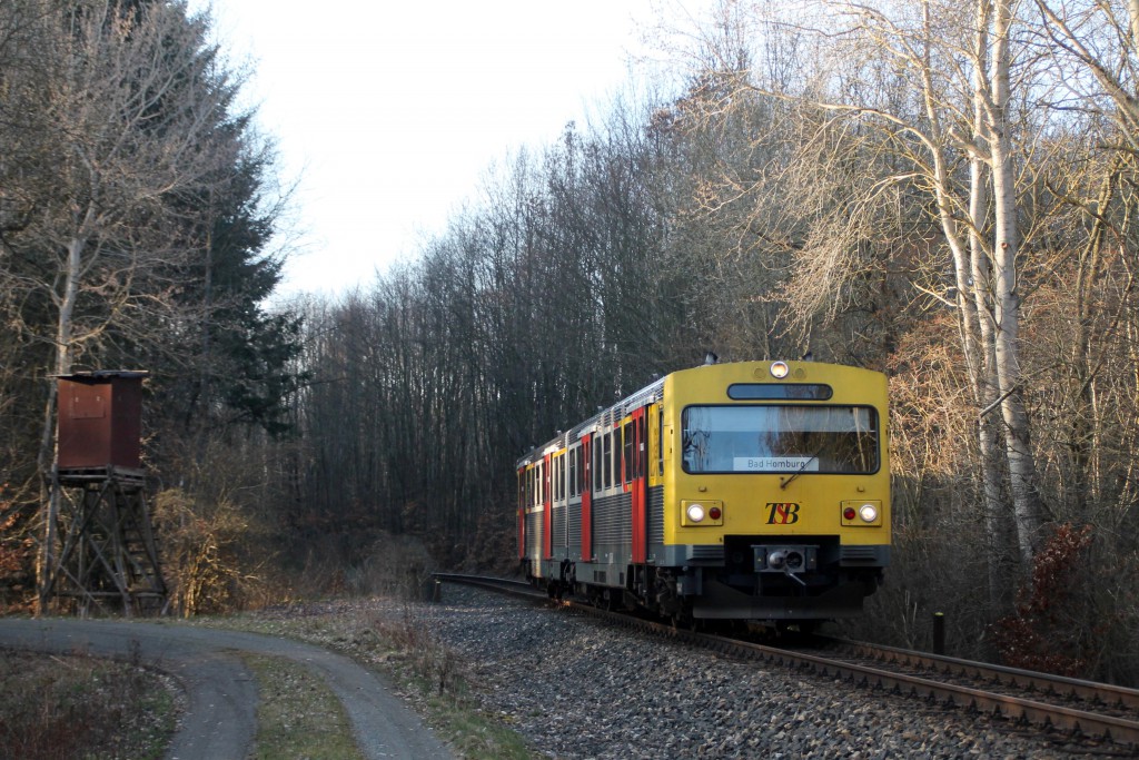 Ein VT2E der HLB im Wald zwischen Wilhelmsdorf Usingen auf der Taunusbahn, aufgenommen am 26.03.2016.