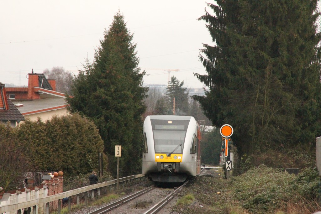 Ein GTW der HLB am Vorsignal von Staffel auf der Unterwesterwaldbahn, aufgenommen am 06.03.2016.