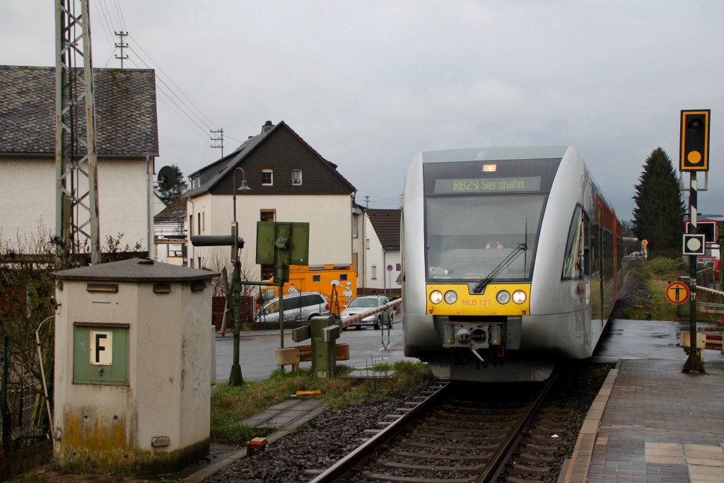 Ein GTW der HLB fährt in Elz-Süd ein, aufgenommen am 06.03.2016.