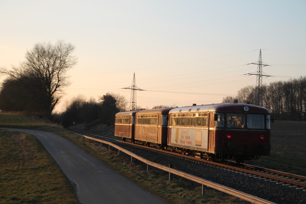 998 880, 998 250 und 798 818 bei Girod auf der Unterwesterwaldbahn, aufgenommen am 13.03.2016.