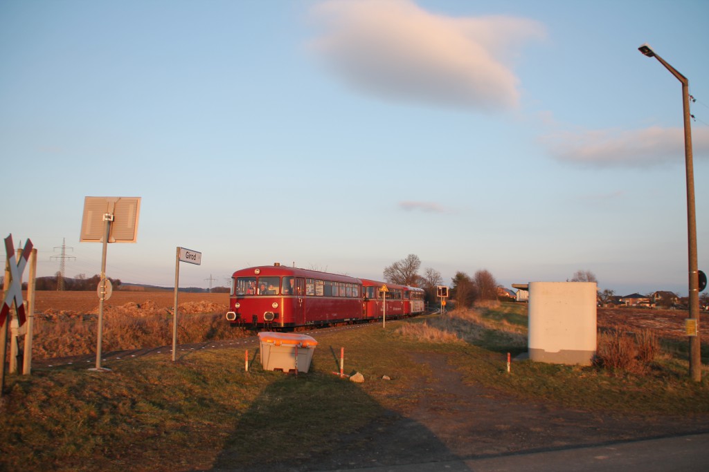 998 880, 998 250 und 798 818 am Haltepunkt Girod auf der Unterwesterwaldbahn, aufgenommen am 13.03.2016.