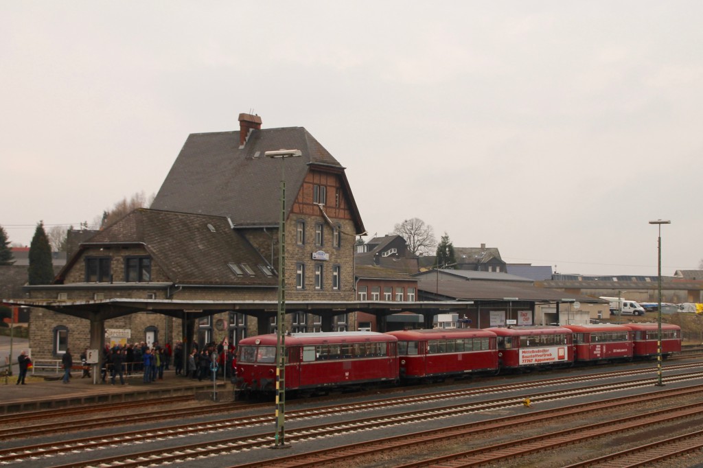 998 880, 998 250, 798 818, 798 622 und 796 724 warten im Bahnhof Siershahn, aufgenommen am 06.03.2016.