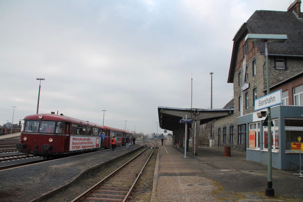 798 818, 998 880 und 998 250 warten im Bahnhof Siershahn auf die Abfahrt nach Altenkirchen, aufgenommen am 13.03.2016.