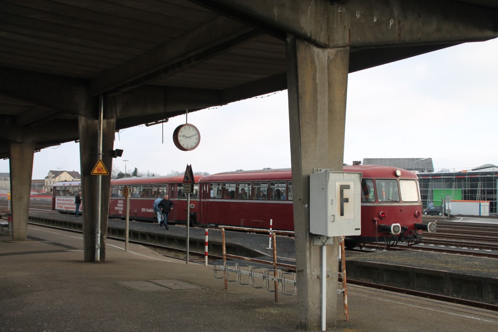 798 818, 998 880 und 998 250 im Bahnhof Siershahn, aufgenommen am 13.03.2016.