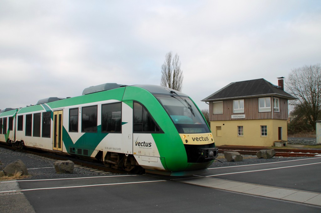 Ein LINT der VECTUS fährt am Bahnübergang in Staffel, aufgenommen am 13.03.2016.