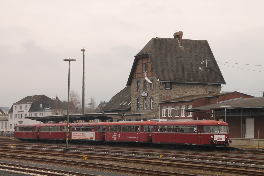 Im Bahnhof Siershahn warten 998 880, 998 250, 798 818, 798 622 und 796 724 auf die Ausfahrt nach Altenkirchen, aufgenommen am 06.03.2016.