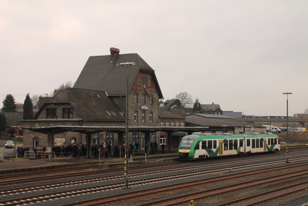 Ein LINT der VECTUS steht abfahrbereit im Bahnhof Siershahn, aufgenommen am 06.03.2016.
