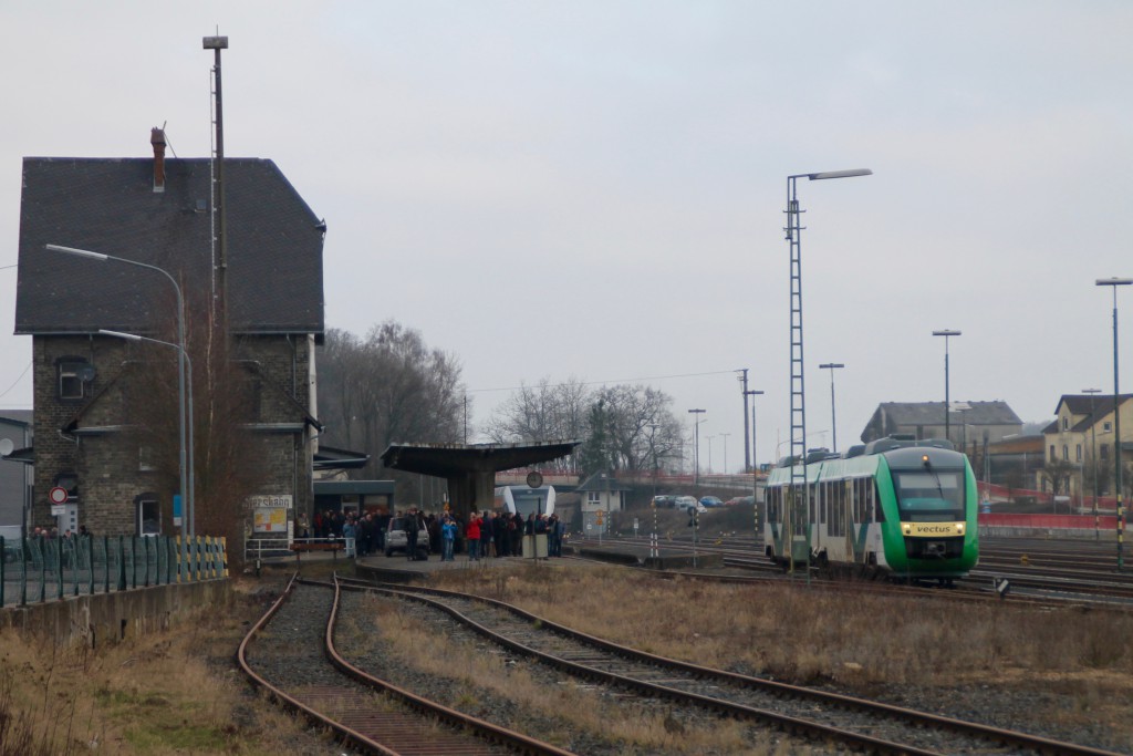 Ein LINT der VECTUS verlässt den Bahnhof Siershahn, aufgenommen am 13.03.2016.