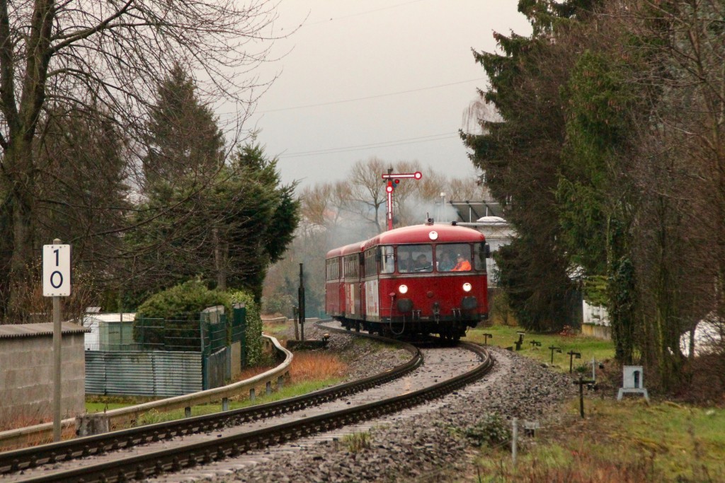 798 818, 998 880 und 998 250 verlassen den Bahnhof Staffel, aufgenommen am 06.03.2016.