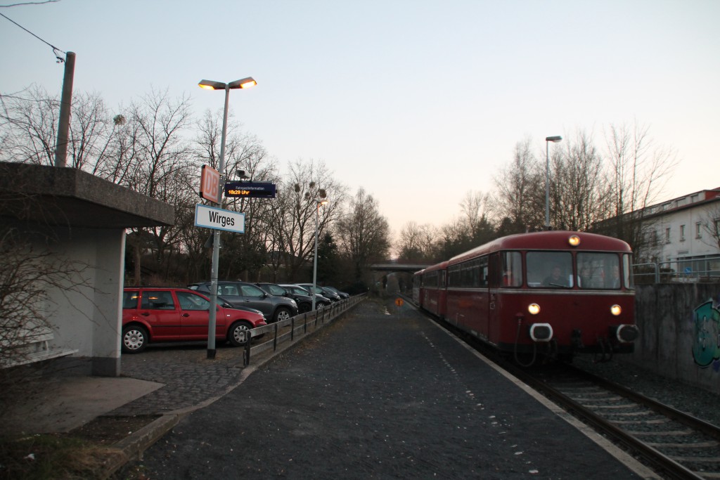 998 880, 998 250 und 798 818 am Haltepunkt Wirges auf der Unterwesterwaldbahn, aufgenommen am 13.03.2016.