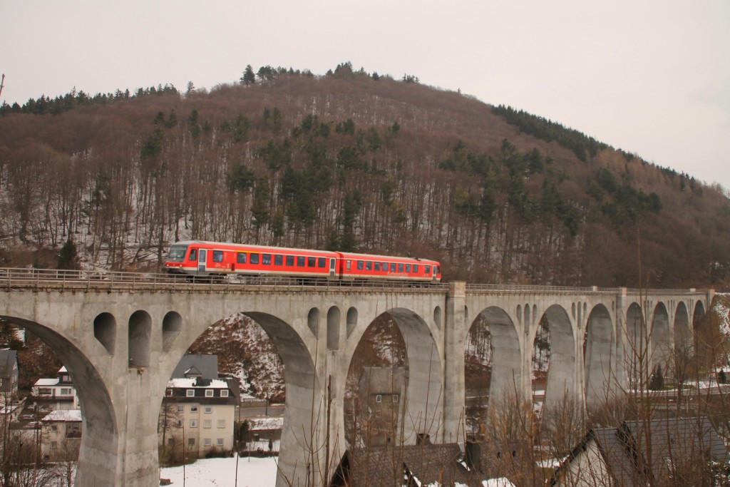 Ein 628 der Kurhessenbahn überquerte am 28.02.2016 das Viadukt in Willingen.