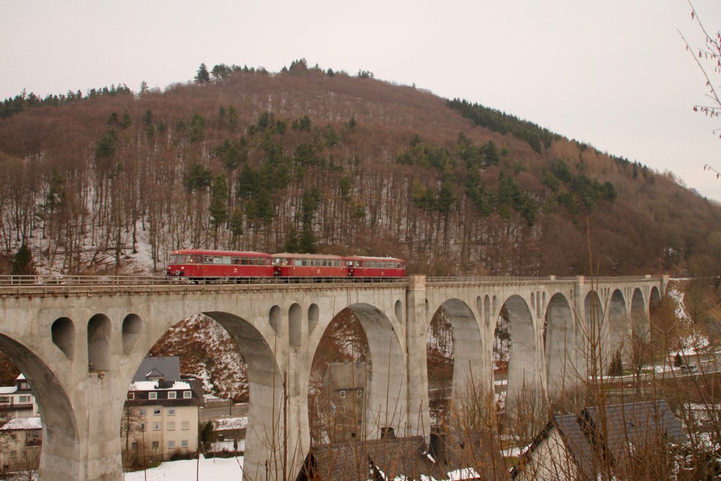 996 677, 996 310 und 798 829 der OEF überqueren das Viadukt in Willingen, aufgenommen am 28.02.2016.