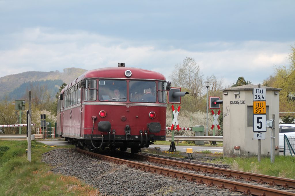 796 802, 996 309, 996 299 und 796 690 am Bahnübergang in Allendorf (Eder) auf der Strecke Frankenberg - Battenberg, aufgenommen am 30.04.2016.