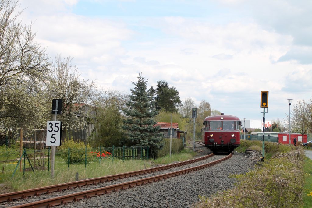 796 802, 996 309, 996 299 und 796 690 In der S-Kurve in Allendorf (Eder) auf der Strecke Frankenberg - Battenberg, aufgenommen am 30.04.2016.