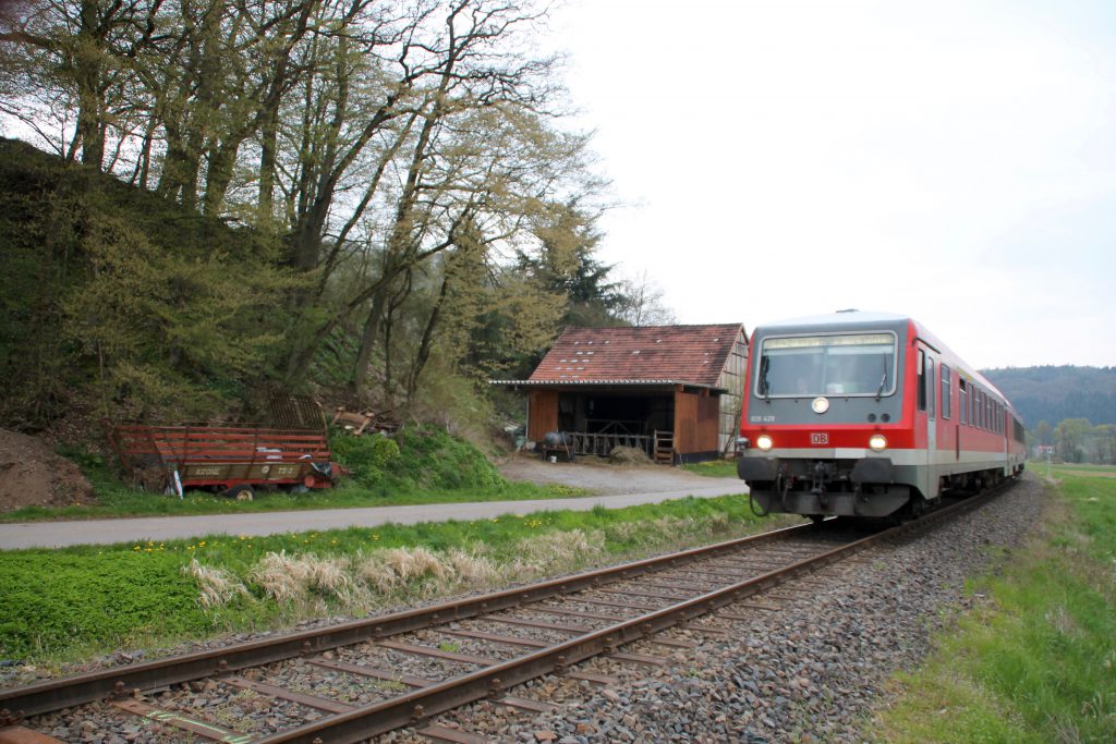 628 429 an einem Stall bei Ederbringhausen auf der Burgwaldbahn, aufgenommen am 30.04.2016.