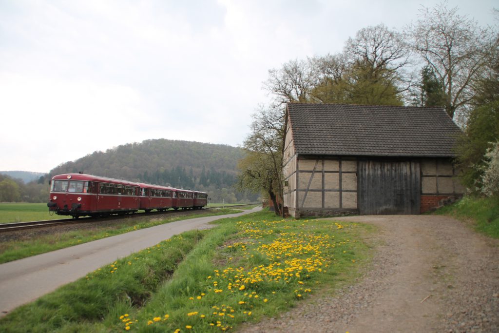 796 802, 996 309, 996 299 und 796 690 an einem Stall bei Ederbringhausen auf der Burgwaldbahn, aufgenommen am 30.04.2016.