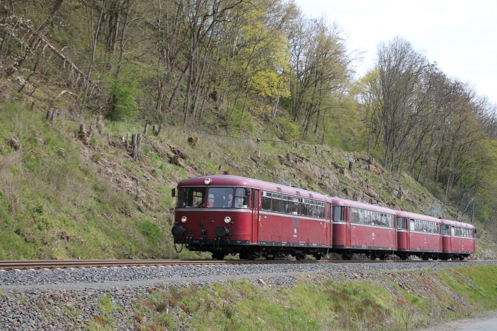 796 802, 996 309, 996 299 und 796 690 bei Herzhausen auf der Burgwaldbahn, aufgenommen am 30.04.2016.