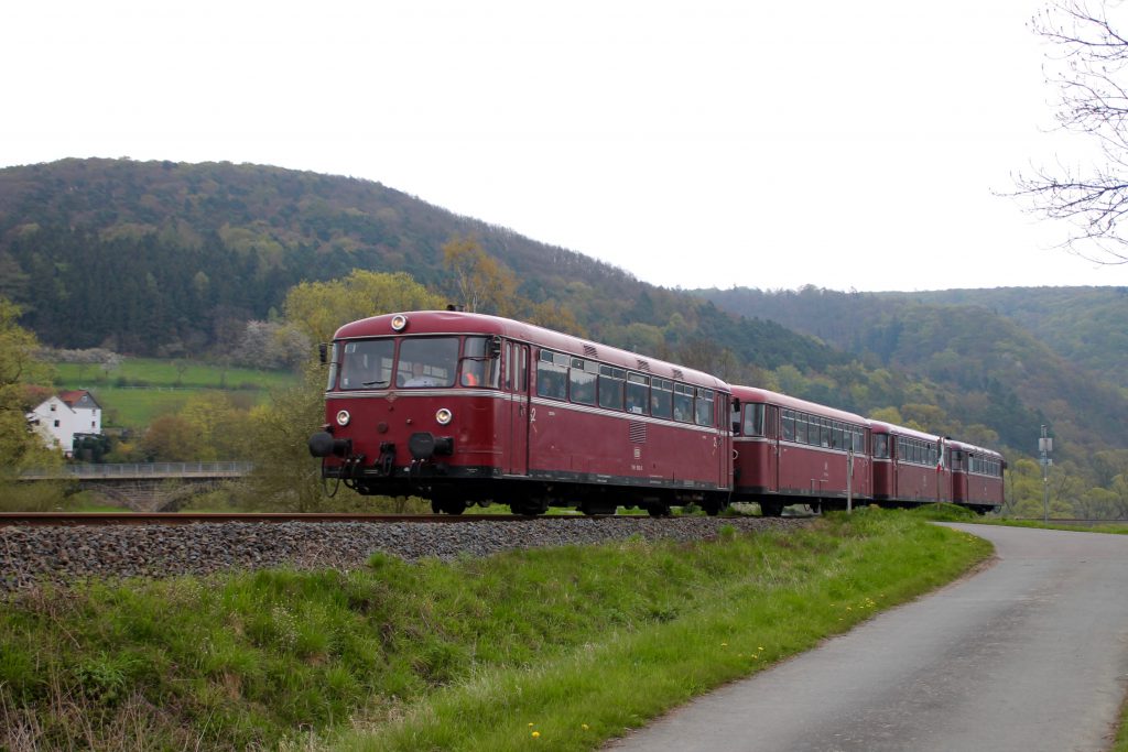 796 802, 996 309, 996 299 und 796 690 an einer Brücke bei Schmittlotheim auf der Burgwaldbahn, aufgenommen am 30.04.2016.