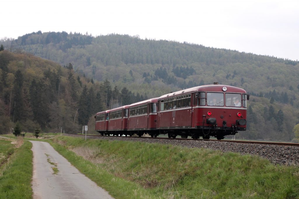 796 802, 996 309, 996 299 und 796 690 kurz hinter Schmittlotheim auf der Burgwaldbahn, aufgenommen am 30.04.2016.