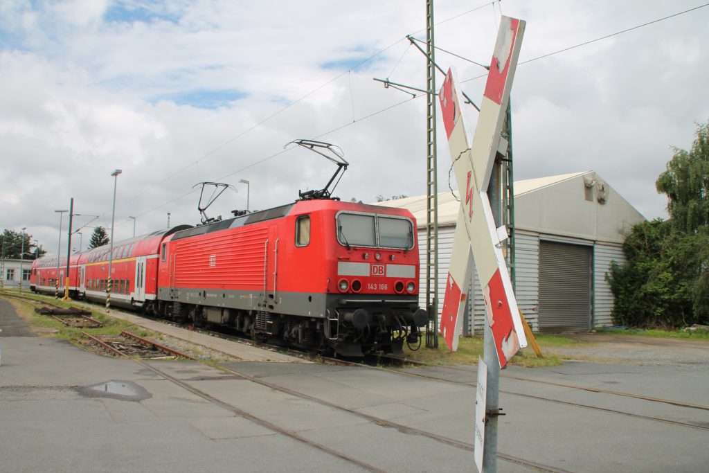 Im Bw Darmstadt steht 143 166 mit ihren Doppelstockwagen über das Wochenende abgestellt, aufgenommen am 25.06.2016.