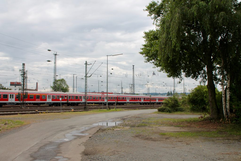 Vor der Ausmusterung stehen einige n-Wagen im Bw sowie im Bahnhof Darmstadt, aufgenommen am 25.06.2016.