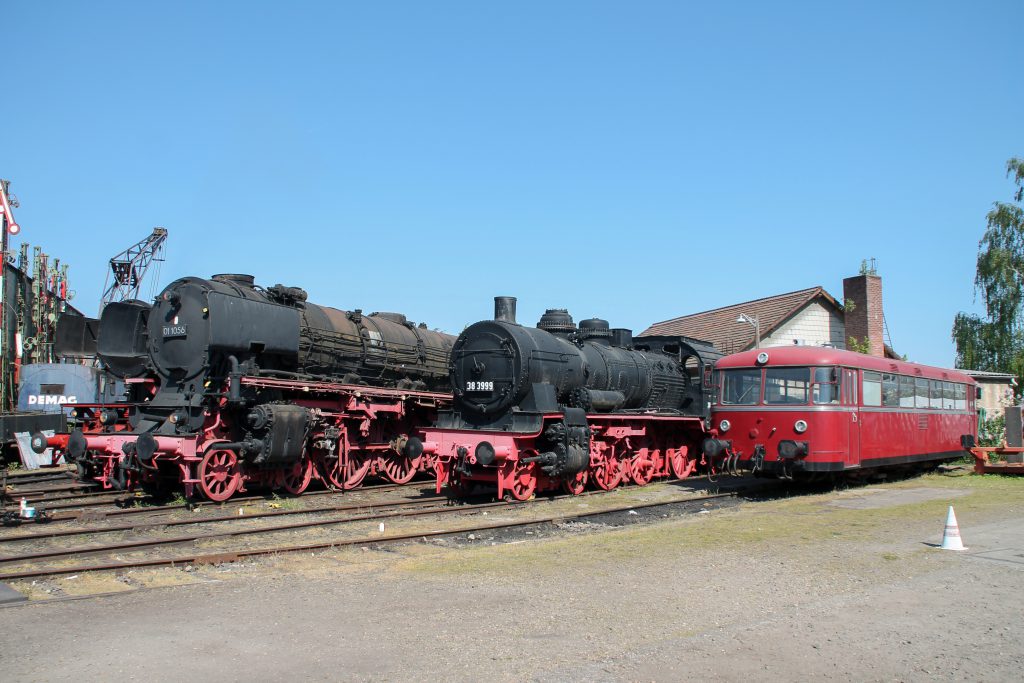 01 1056, 38 3999 und 796 744 stehen nebeneinander im Eisenbahnmuseum Darmstadt-Kranichstein, aufgenommen am 07.05.2016.