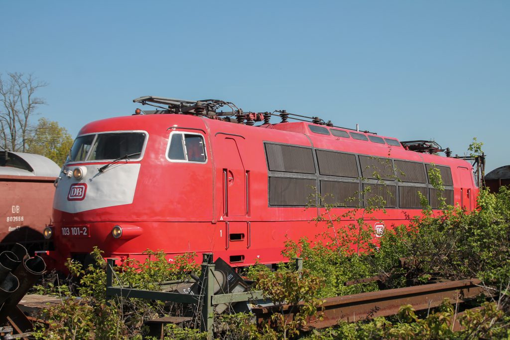 103 101 steht hinter einem Busch im Eisenbahnmuseum Darmstadt-Kranichstein, aufgenommen am 07.05.2016.