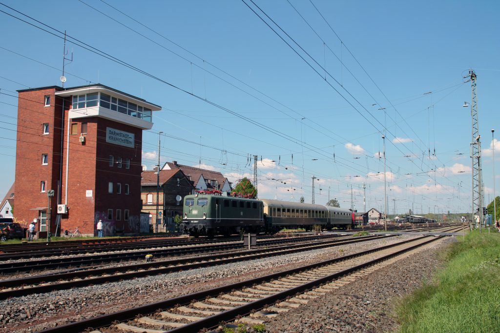 141 228 am Stellwerk in Darmstadt-Kranichstein, aufgenommen am 07.05.2016.