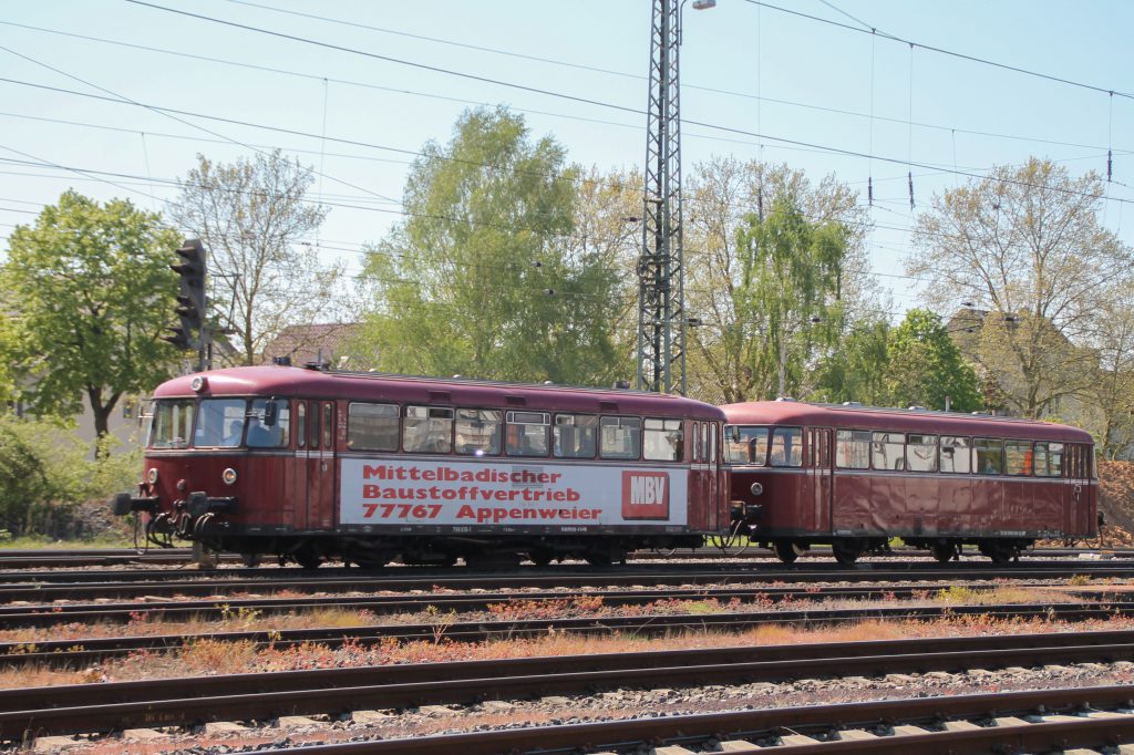 798 818 und 998 880 im Bahnhof Darmstadt-Kranichstein, aufgenommen am 07.05.2016.