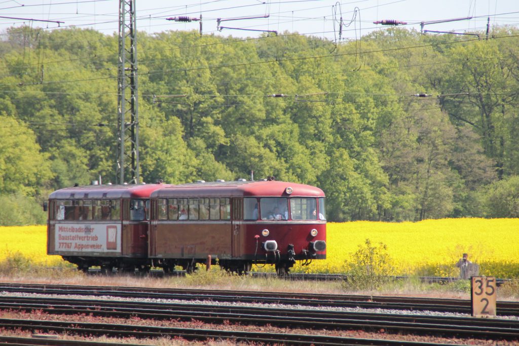 798 818 und 998 880 an einem Rapsfeld bei Darmstadt-Kranichstein, aufgenommen am 07.05.2016.