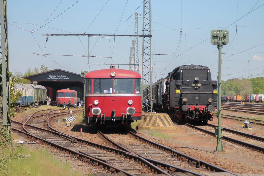 998 880 und 01 118 stehen im Eisenbahnmuseum Darmstadt-Kranichstein, aufgenommen am 07.05.2016.